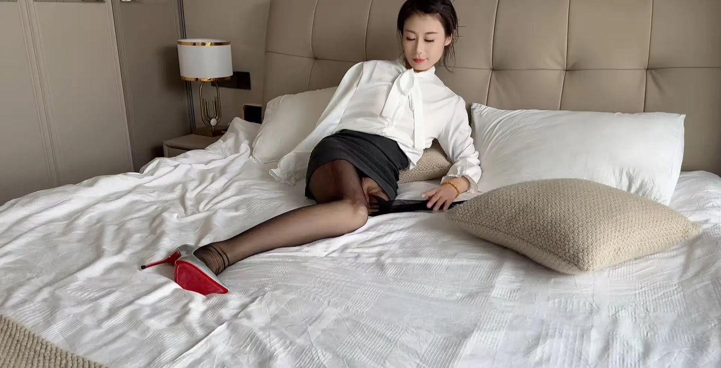 Ayla: Sak Amputee Girl - Exquisite workplace beauty OOE (pretend) - AmputeeClub