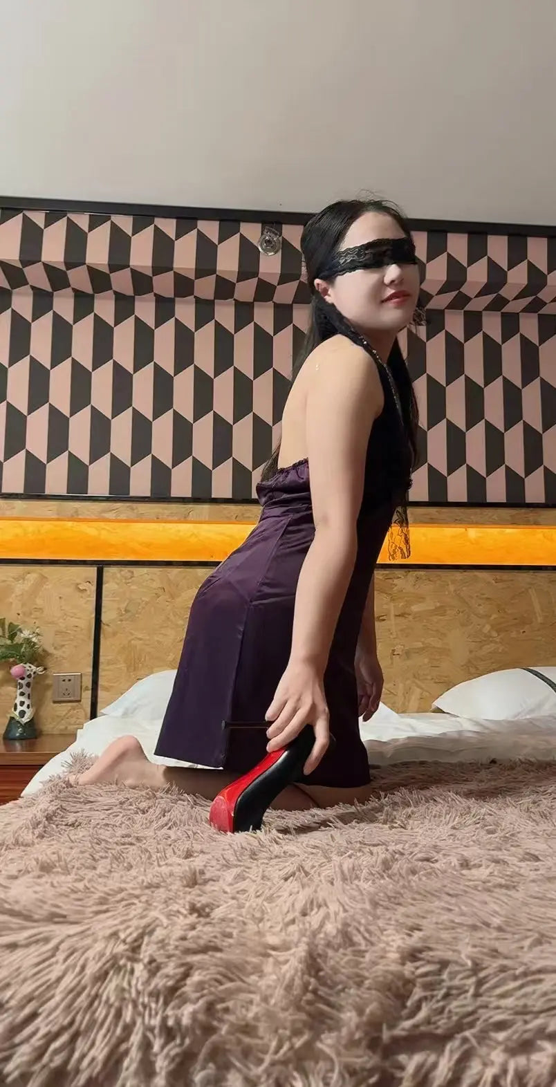 Naomi: Sak Amputee Girl - Purple skirt showing off her stump - AmputeeClub