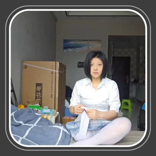 Lingo: Sak Amputee Girl Switching between black and white stockings AmputeeClub