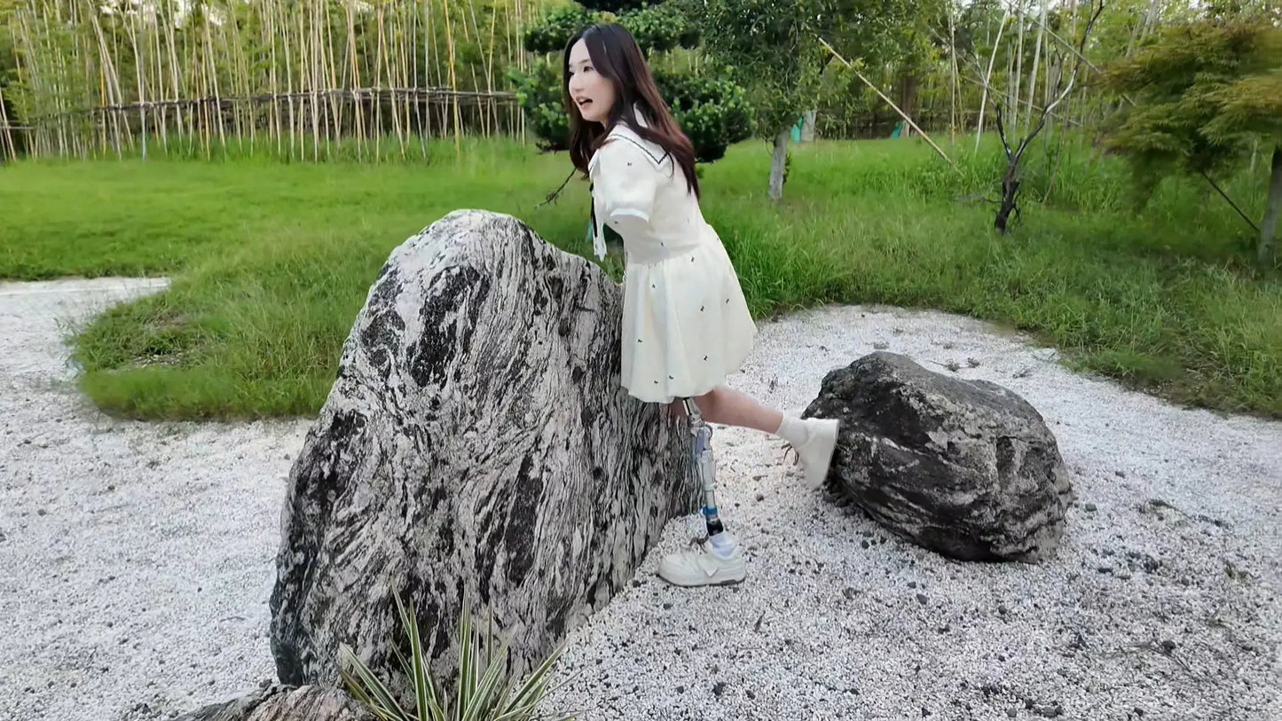 Beibei: Ooe Amputee Girl strolls in the park wearing prosthetic limbs AmputeeClub