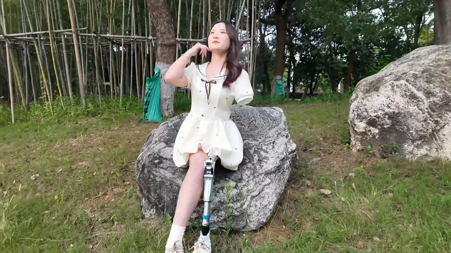 Beibei: Ooe Amputee Girl strolls in the park wearing prosthetic limbs AmputeeClub