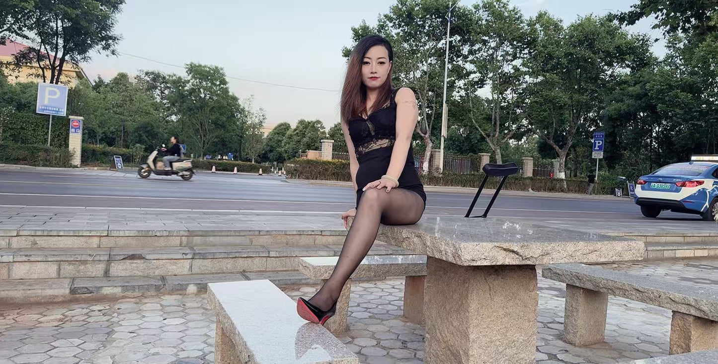 Emma: Shd Amputee Girl Black Stockings Beach Trip