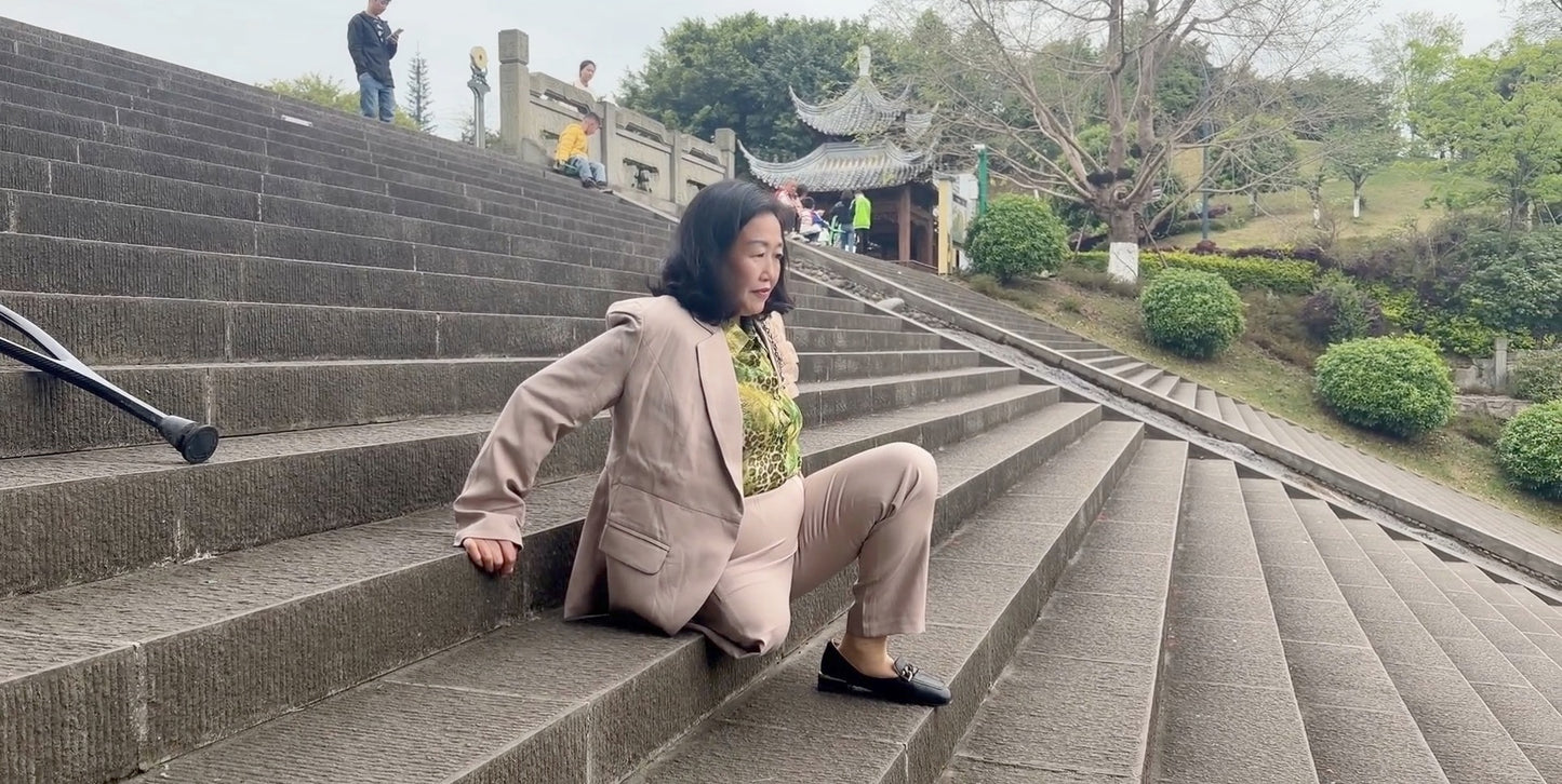 The SAK Lady Aurora – Strolling through the park on crutches