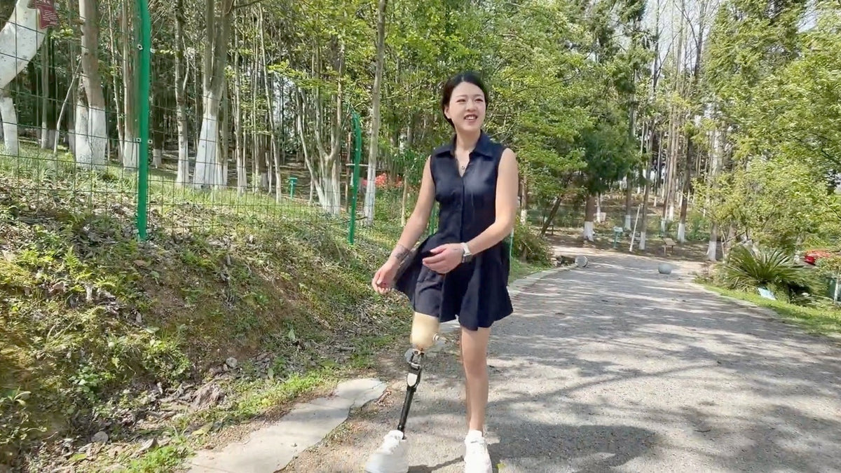 Amy: Sak Amputee Girl – Visiting the park wearing a prosthetic leg
