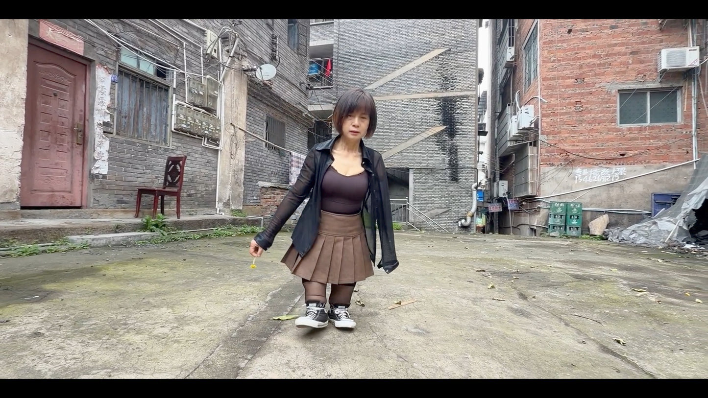 Juli: Triple Amputee Lady—Walking with shoes worn on her residual limbs