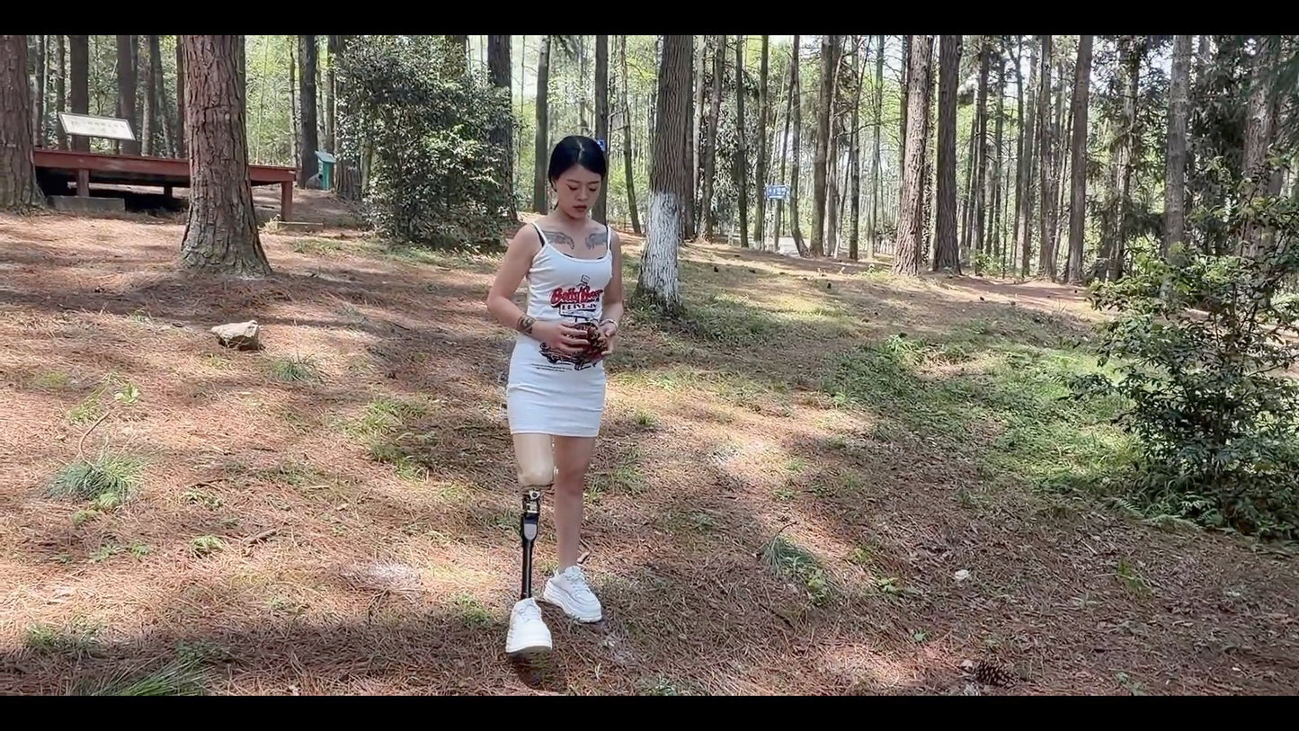 Amy: Sak Amputee Girl - Picnicking outdoors while wearing a prosthetic leg