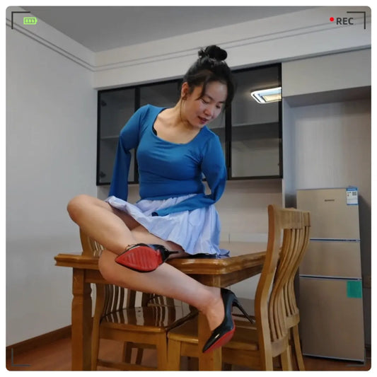 Annie: DAE amputee girl - tries on heels - AmputeeClub