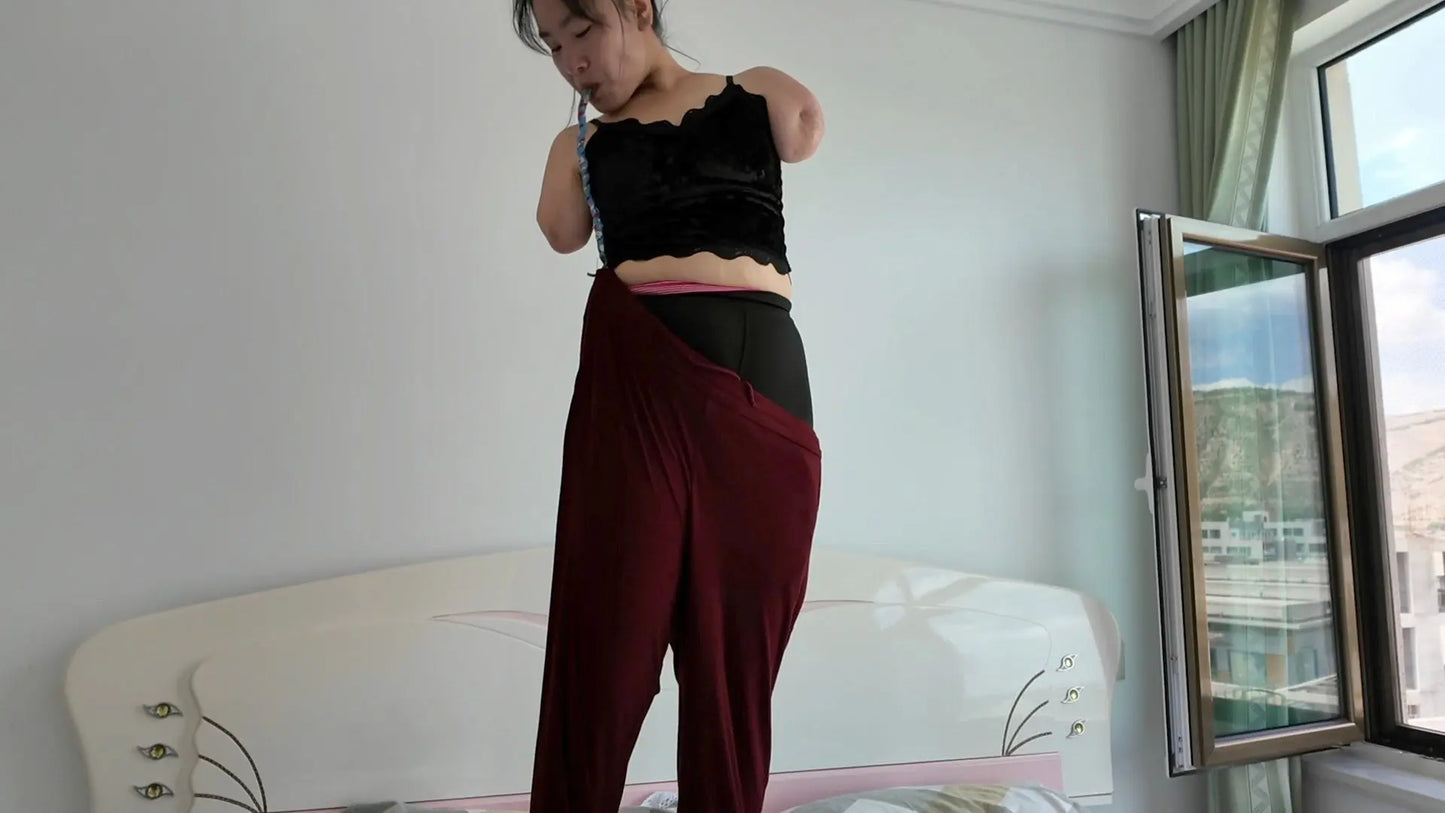 Annie: DAE Amputee Girl - Wakes Up and Does Makeup with Her Feet AmputeeClub