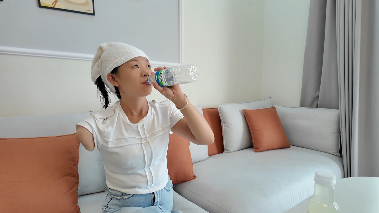 Mila: Ooe Amputee Girl demonstrates how to wash hair with only one arm.