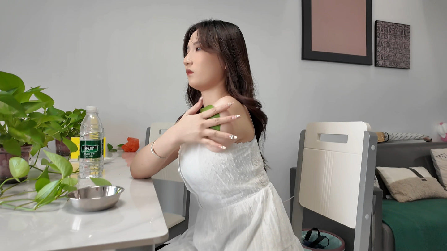 Beibei: OOE Amputee Girl gets up early to wear a prosthetic leg and go down the stairs