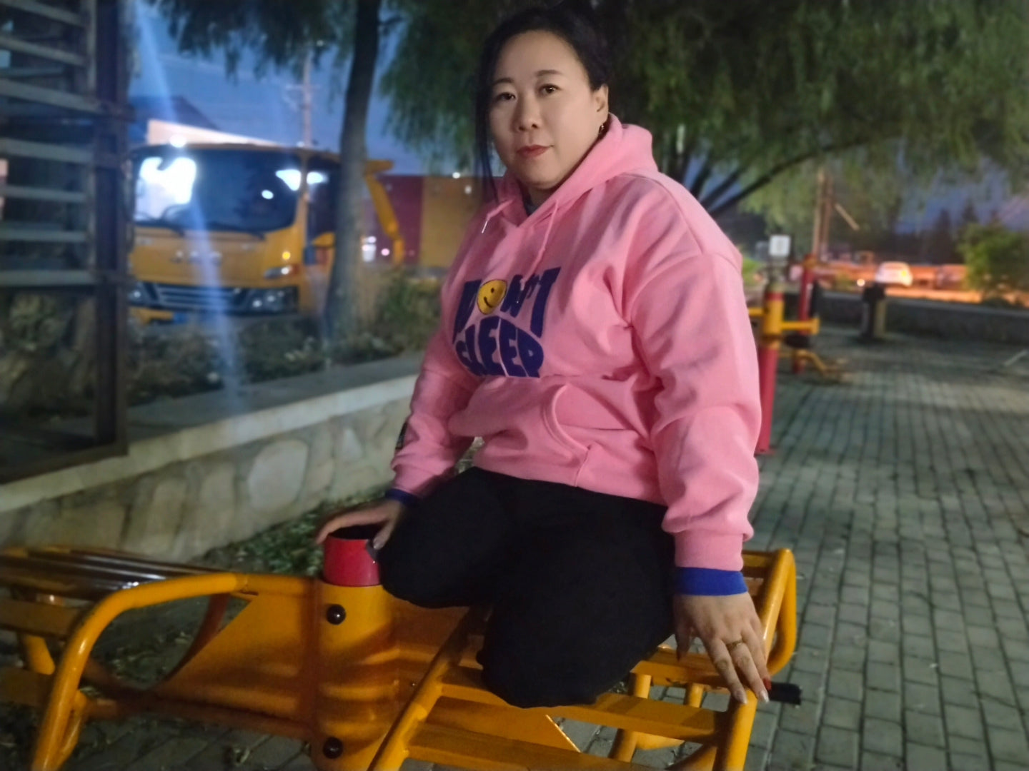 Beryl: Dak Amputee Girl - Using a wheelchair to try out fitness equipment