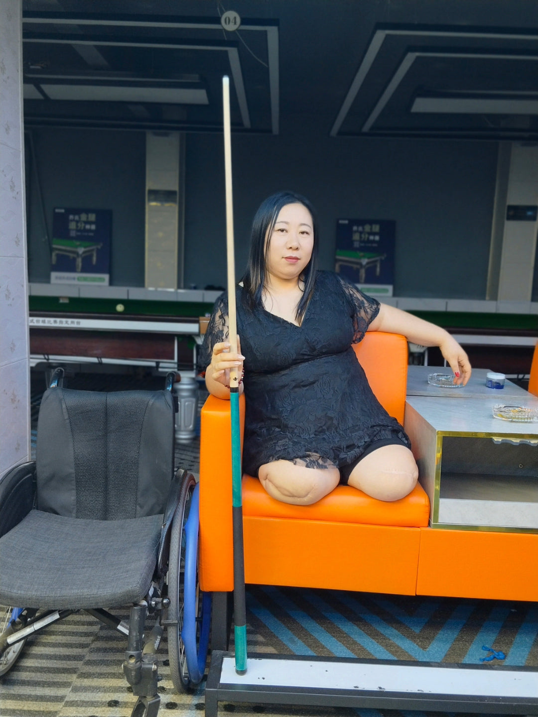 Beryl: Dak Amputee Girl - Showing how to play billiards without legs