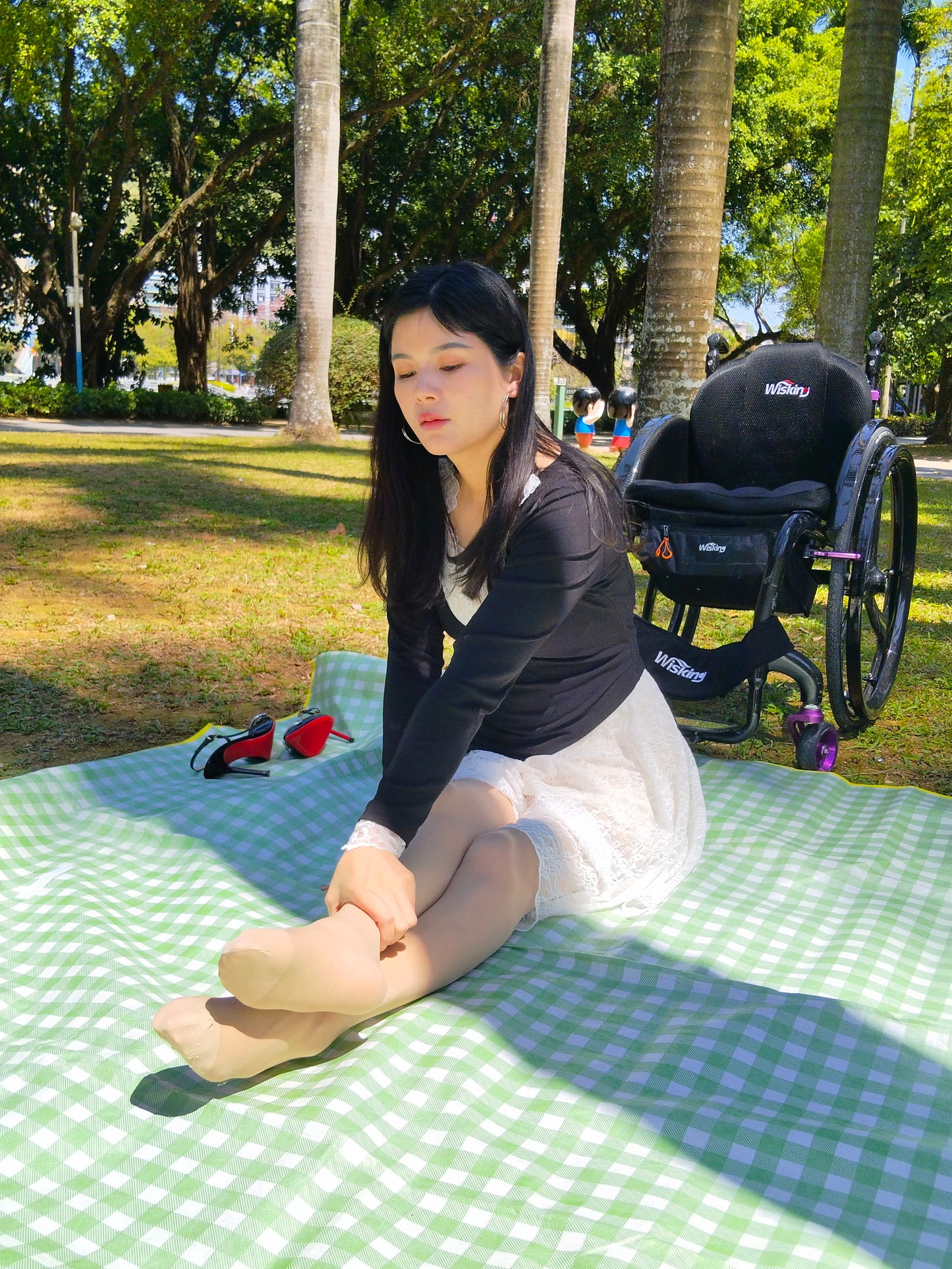The Para Girl Jenny - Spring Picnic on the Grass