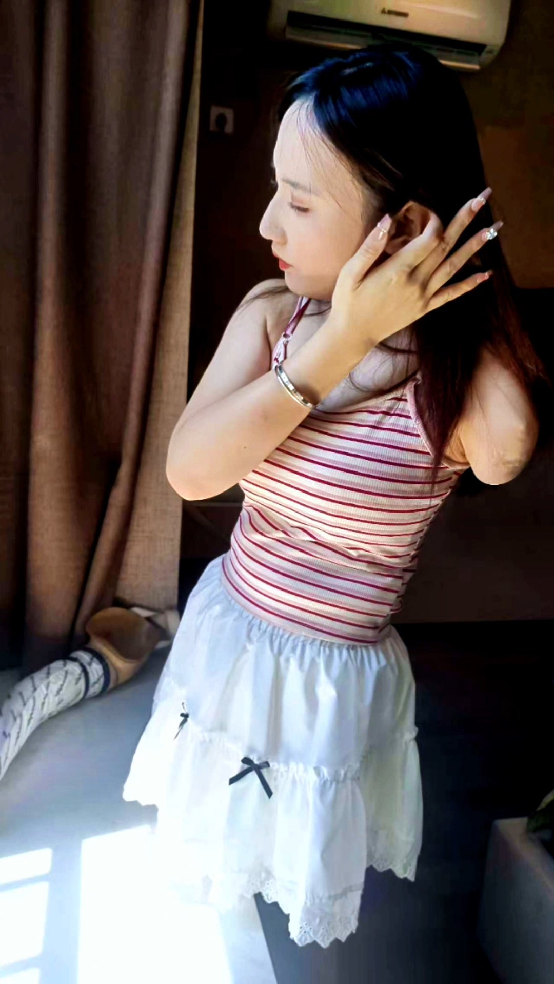 Beibei a Ooe Amputee Girl - Washing feet and demonstrating how to wear a prosthetic arm