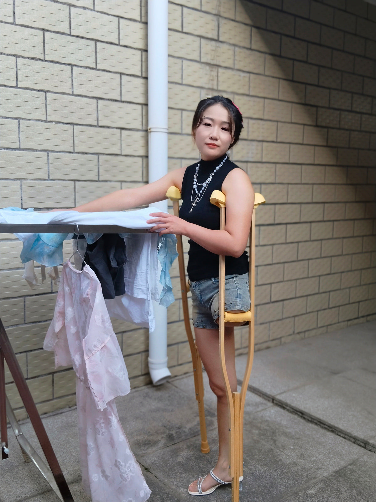 Naomi Sak, an amputee girl – Tidying up the room