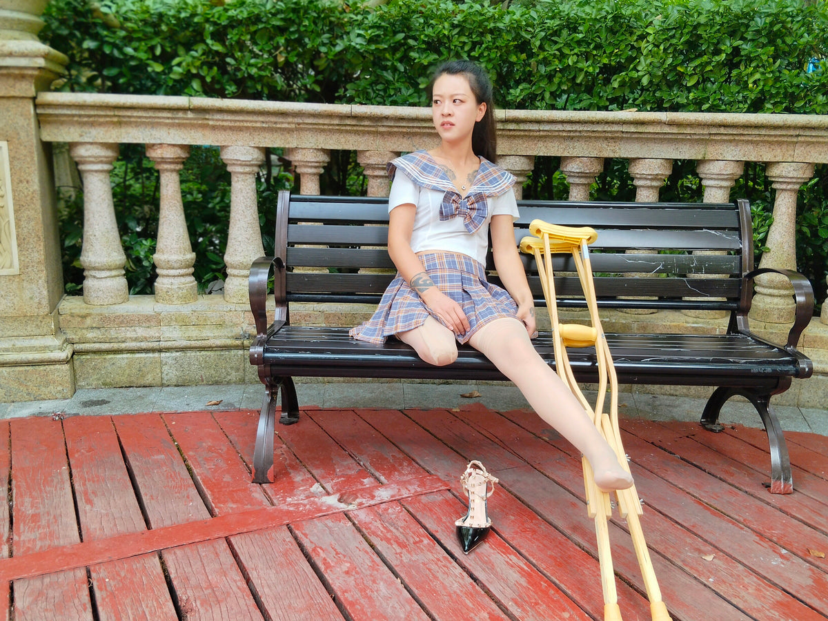 Amy: Sak Amputee Girl – Soothing residual limb pain on a park bench