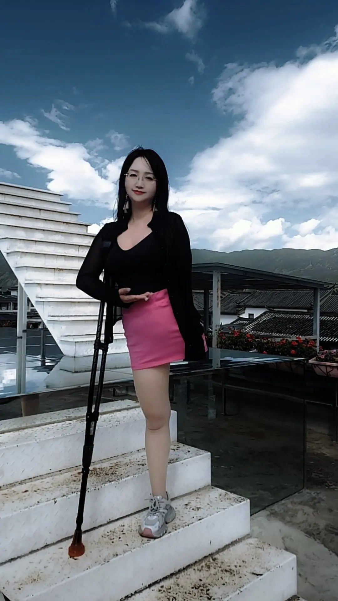Lanzi:Ooe Lady-Hopping in the courtyard - AmputeeClub