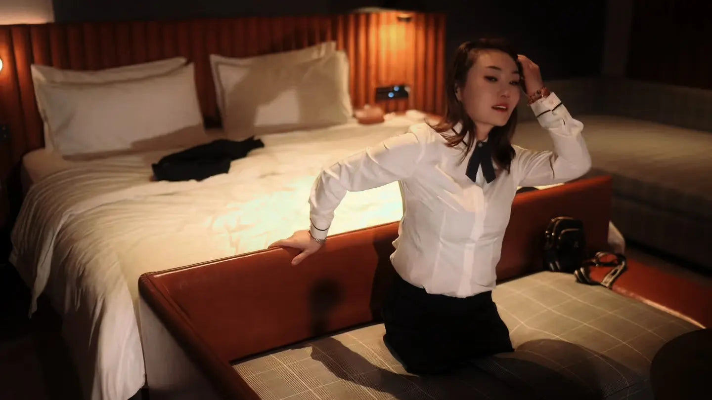 Lee: Dak Amputee Lady playing in bed - AmputeeClub