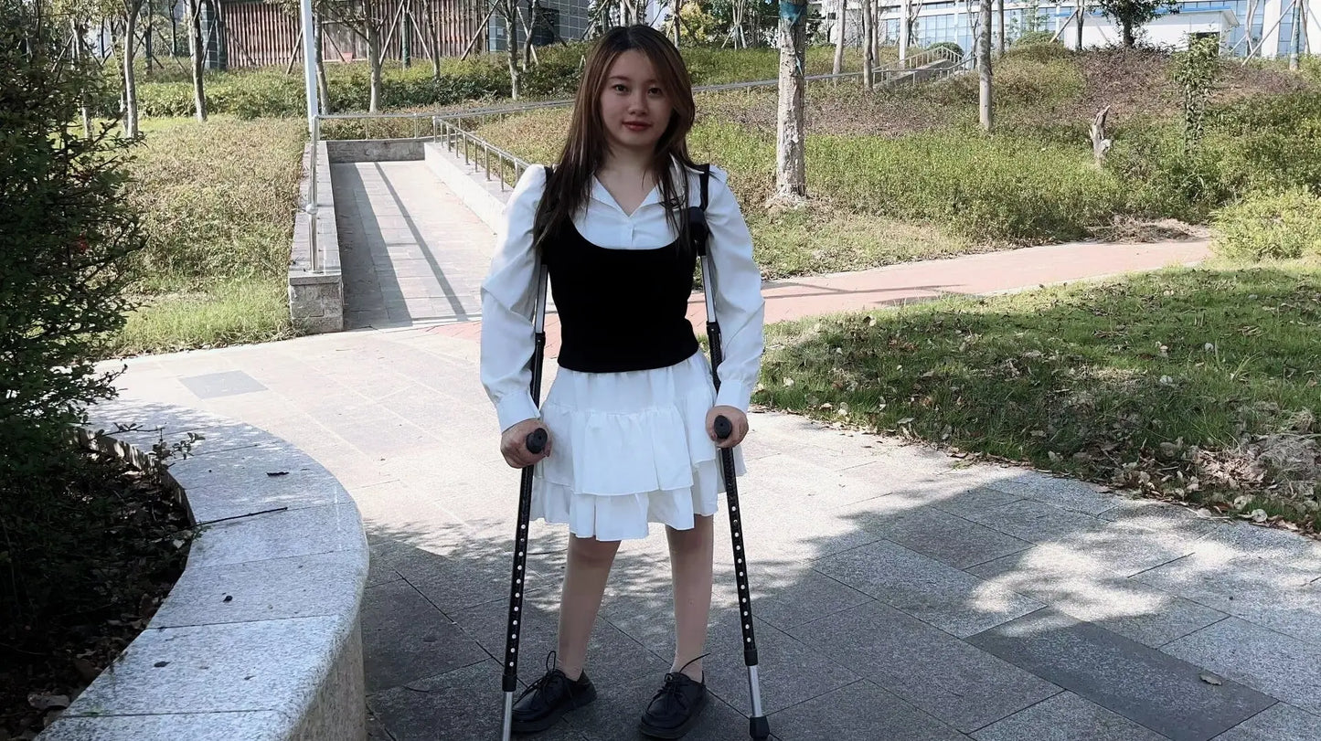 Miki: Polio Beautiful Girl crawls in the park - AmputeeClub