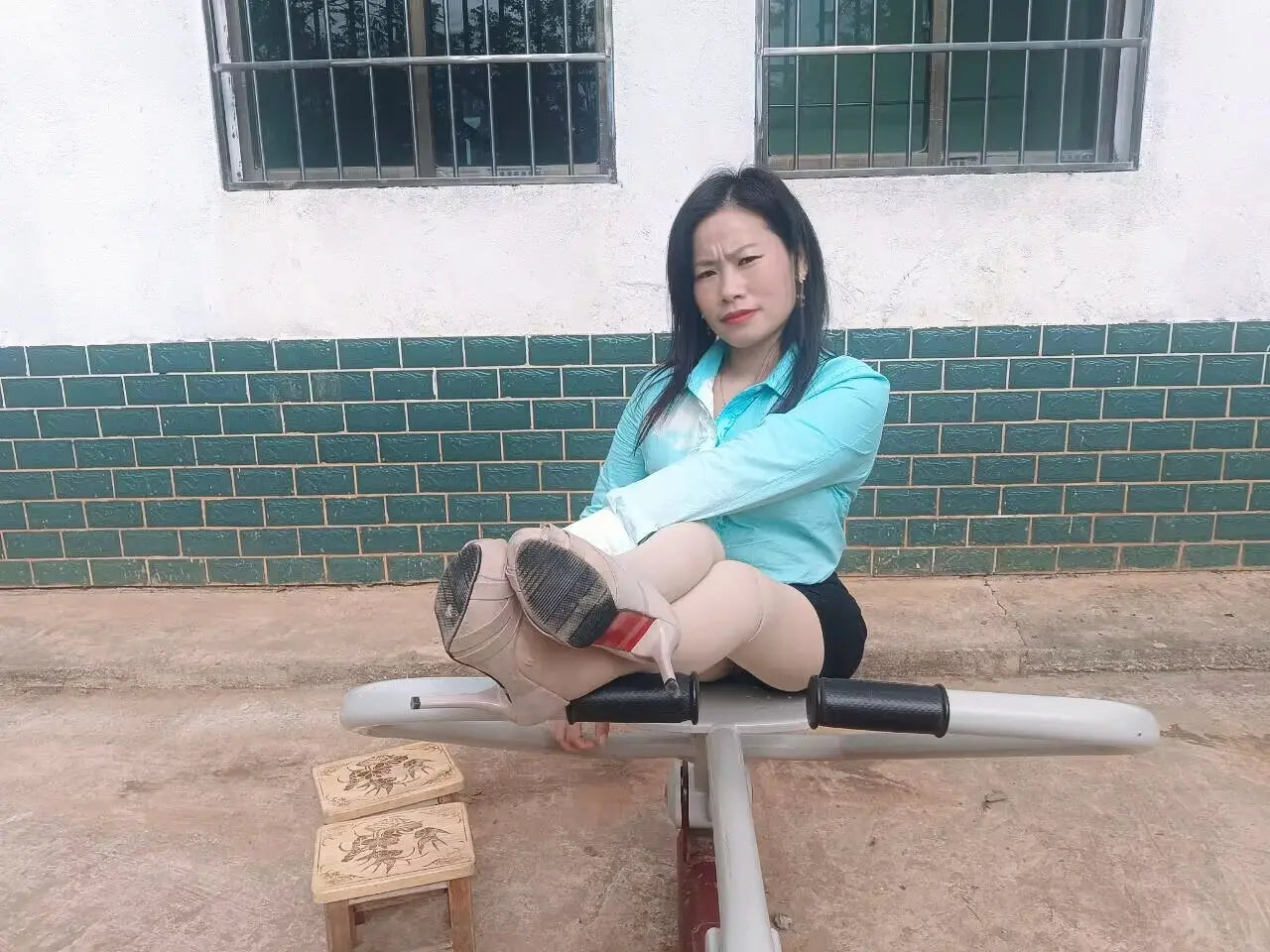 Susie: Polio lady exercising on exercise equipment AmputeeClub