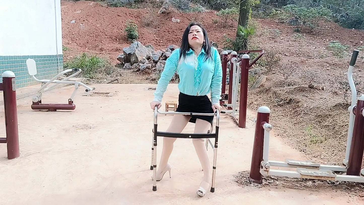 Susie: Polio lady exercising on exercise equipment AmputeeClub
