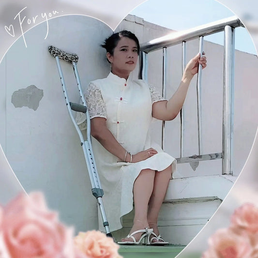 Carrie:Polio lady is in the stands of the stadium AmputeeClub