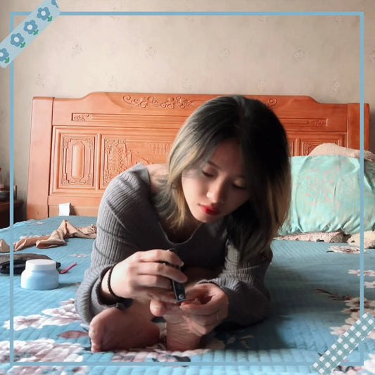 Miki:Polio lady on the bed AmputeeClub