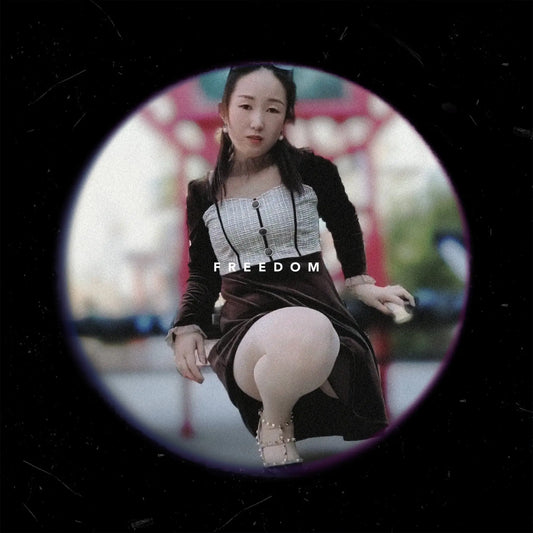 Iris:Sak lady‘s walking with crutches AmputeeClub