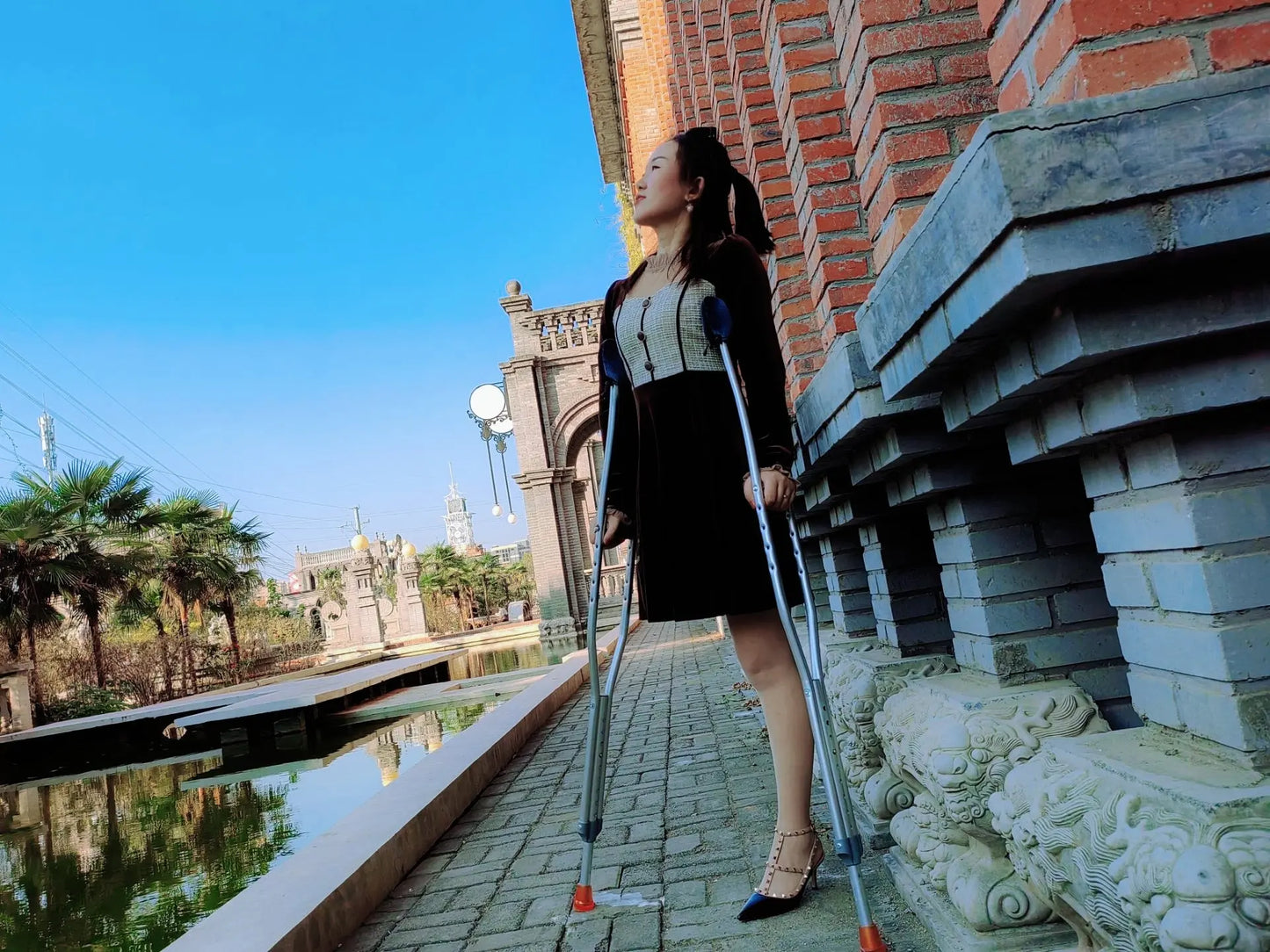 Iris:Sak lady‘s walking with crutches AmputeeClub