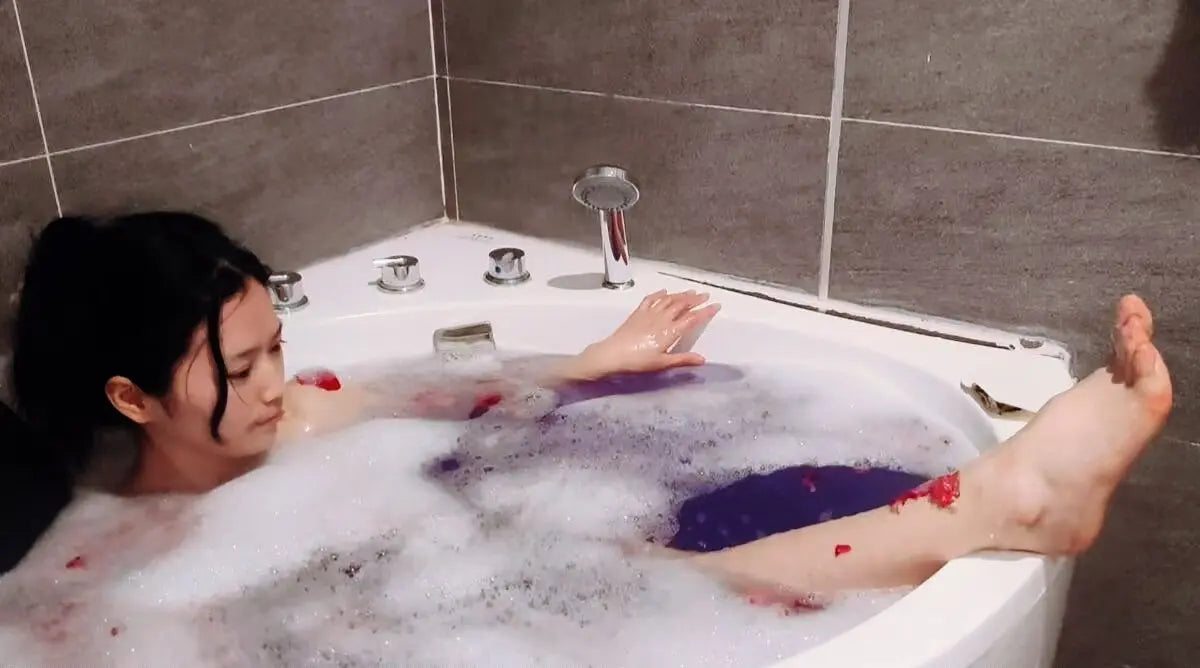 Alisa:Sak girl takes a rose bath AmputeeClub