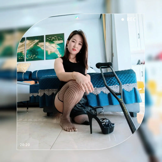 Iris: Sak girl's elegant Dancing posture AmputeeClub