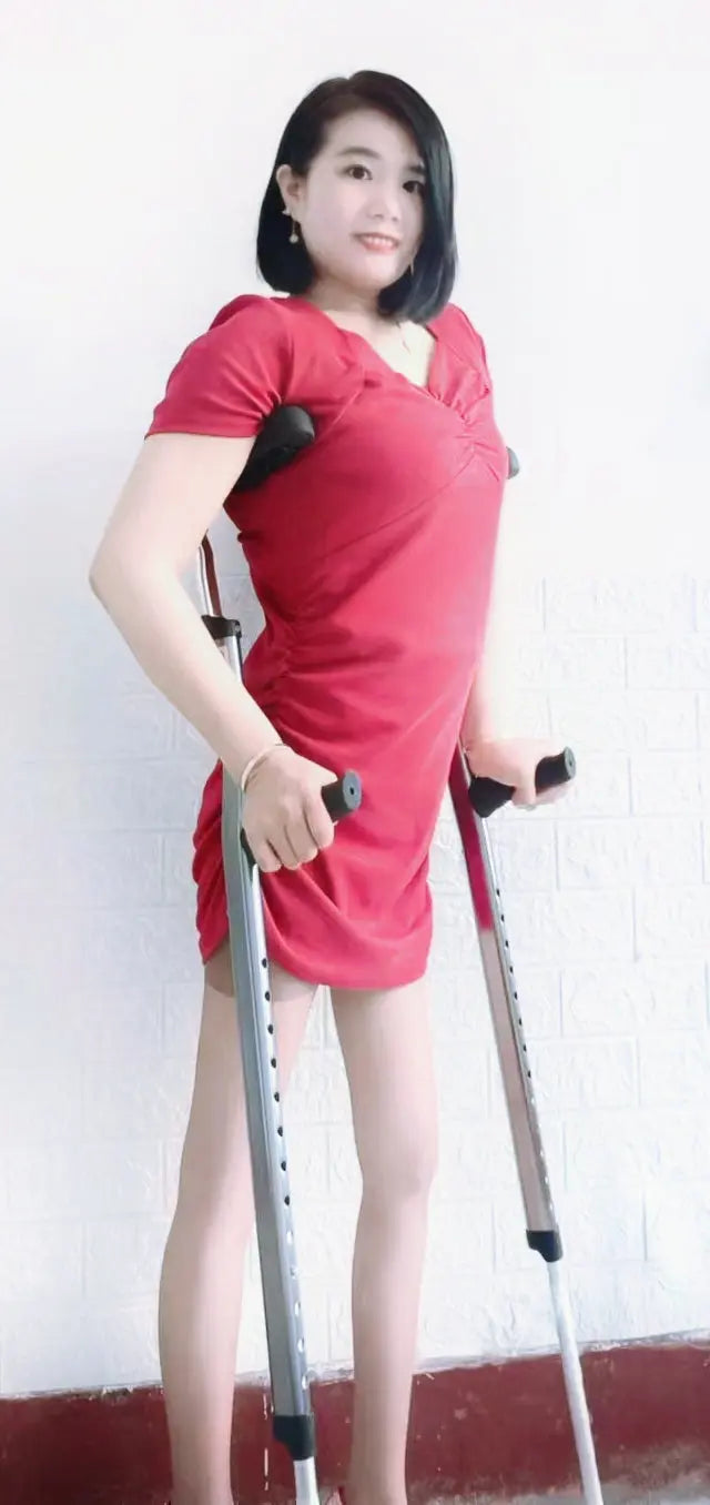 Carrie:Red dress and high heels AmputeeClub