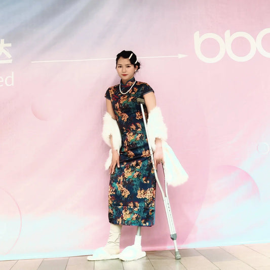 Alisa:Amputee girl wearing cheongsam AmputeeClub