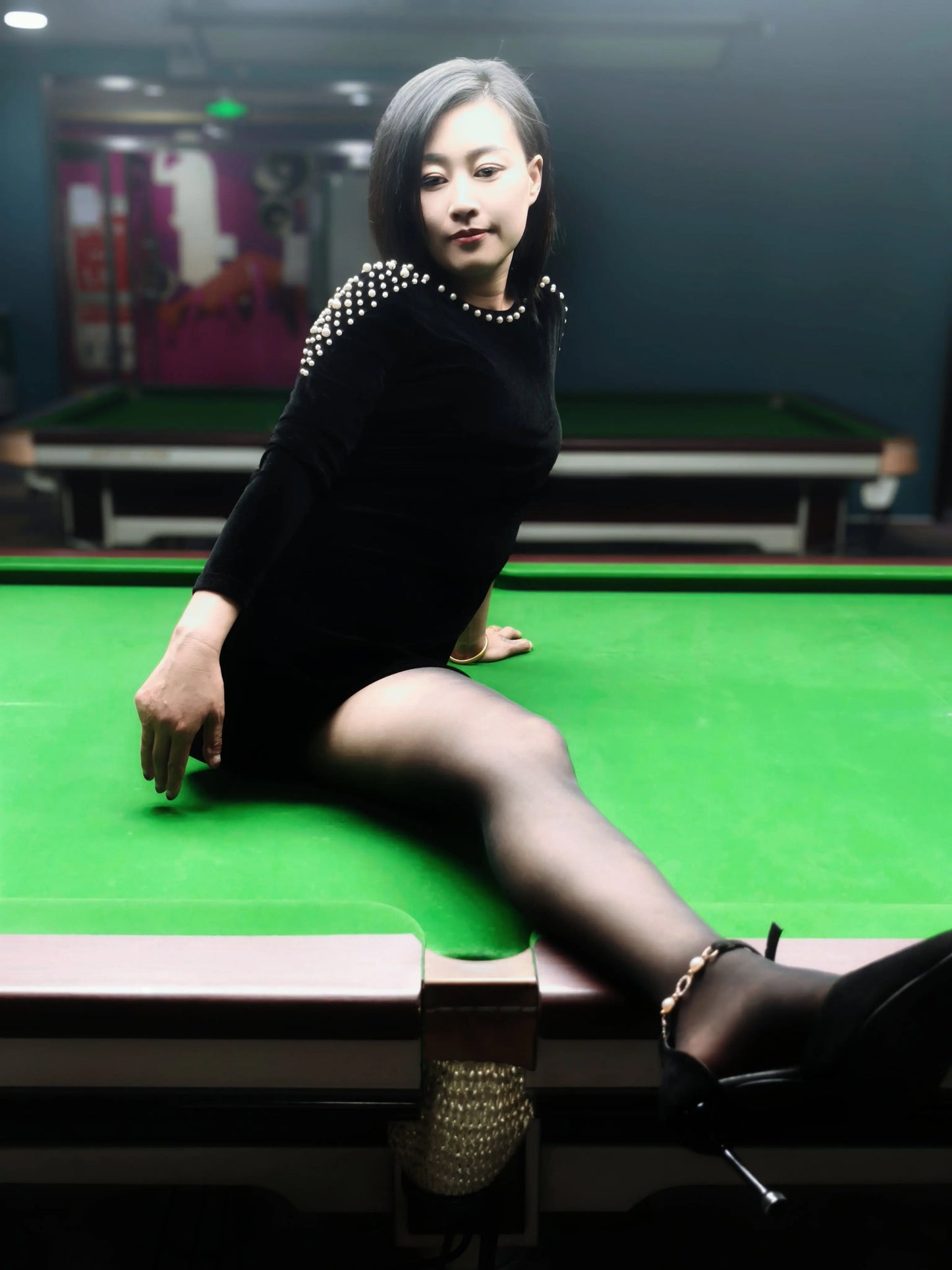 Emma: Amputee lady practicing billiards AmputeeClub