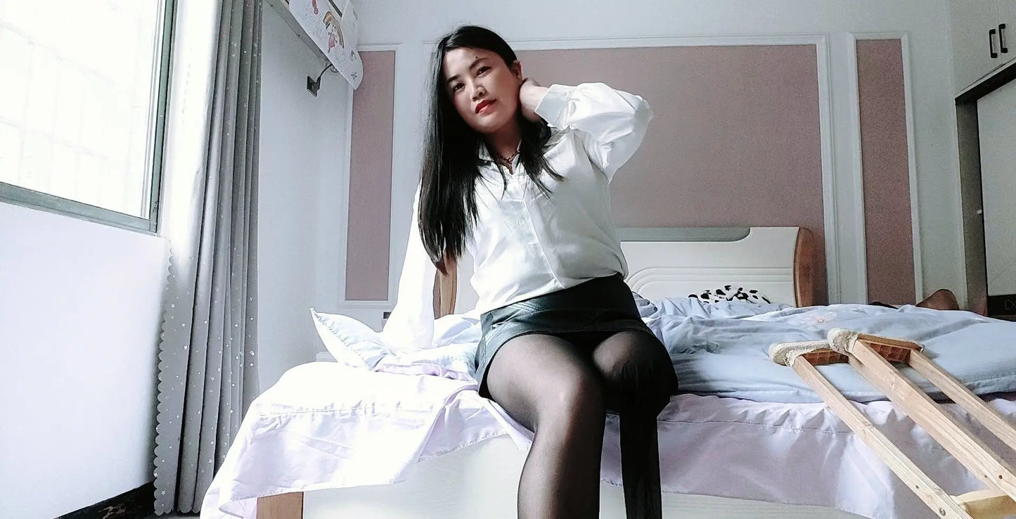 Dalila: Amputee lady's stockings and crutches AmputeeClub