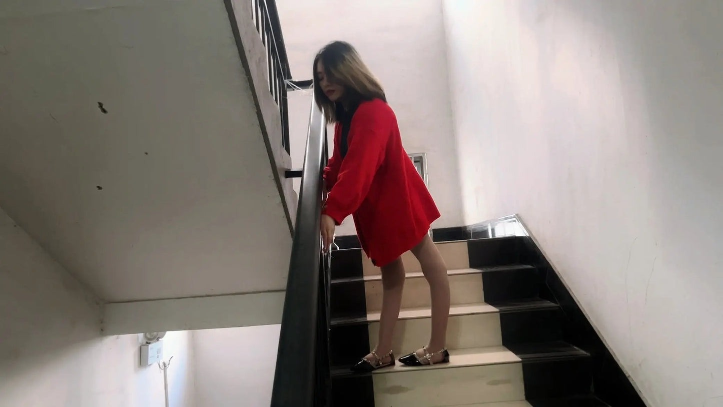 Miki: Polio girl go up and down stairs AmputeeClub