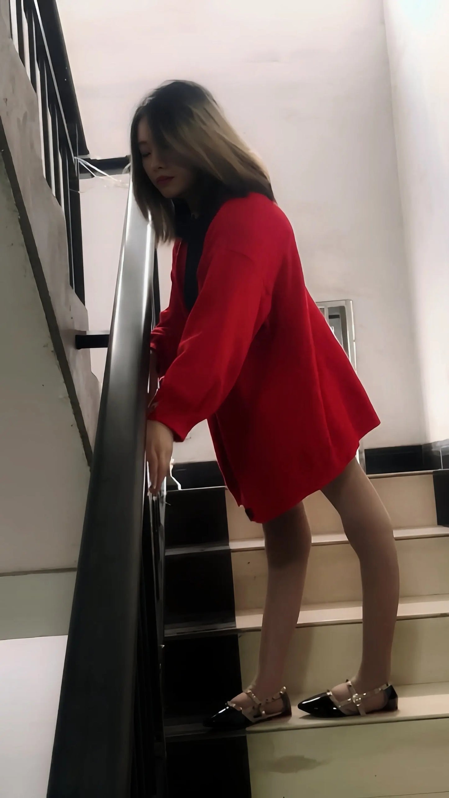 Miki: Polio girl go up and down stairs AmputeeClub
