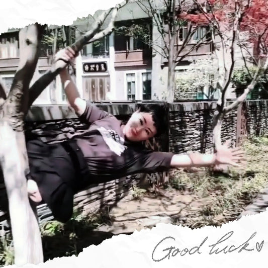 Laura: Dak girl climbs tree AmputeeClub