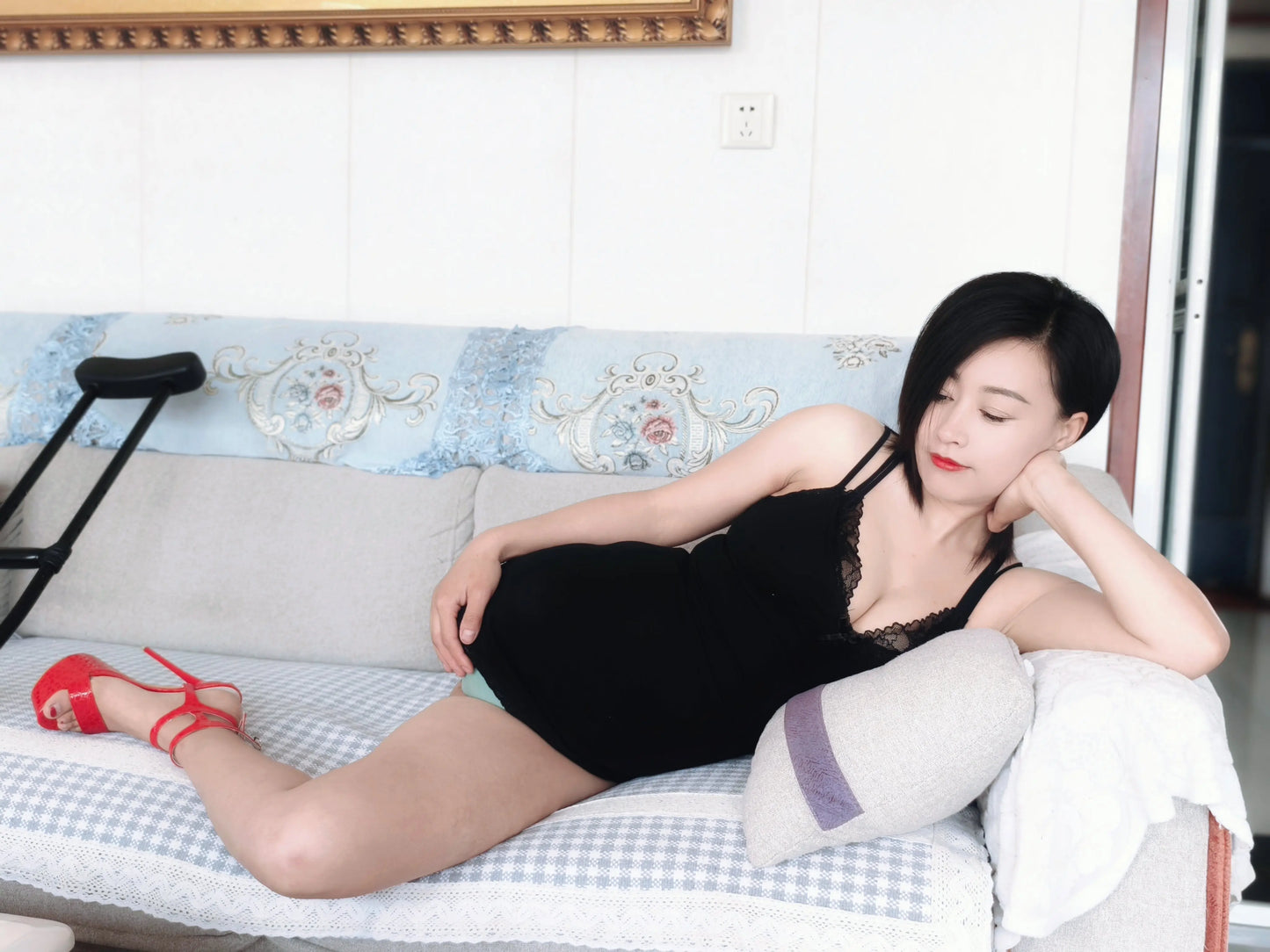 Emma: Shd lady pretends to be blind and has super high heel AmputeeClub