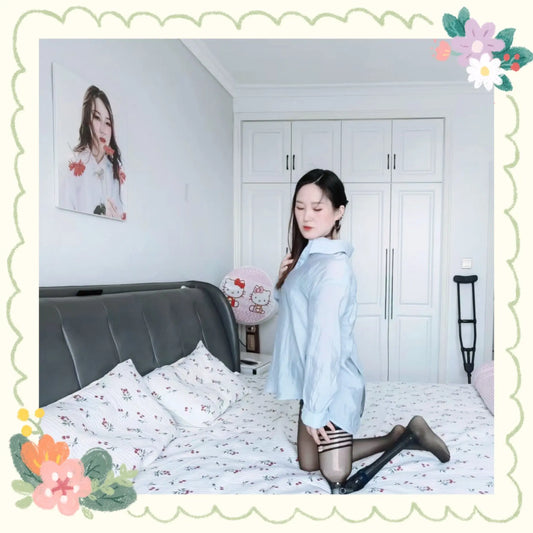 Iris: Sak girl playing with her prosthetics AmputeeClub