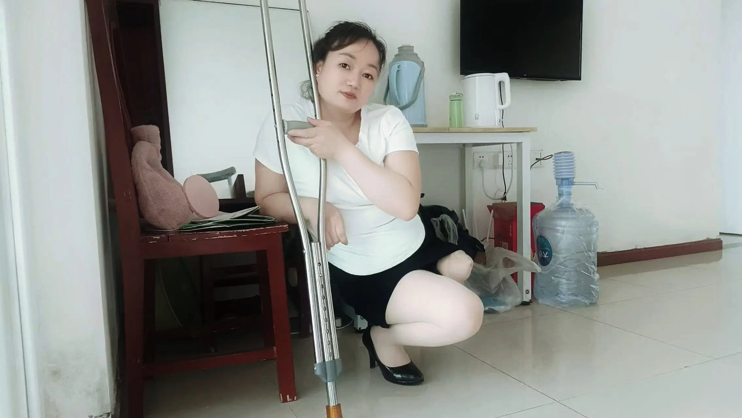 Sasa: Sak girl is walking around the house AmputeeClub