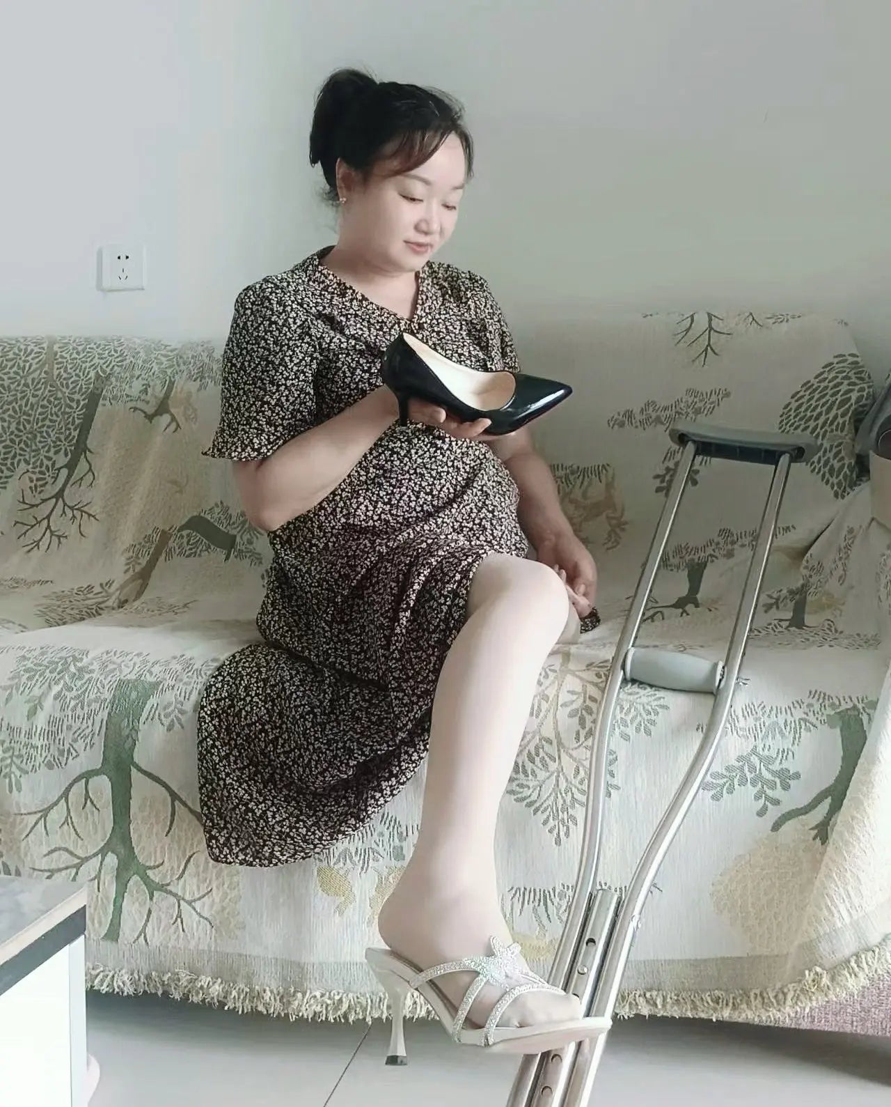 Sasa: Sak girl is walking around the house AmputeeClub