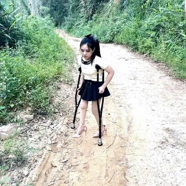 Lolicc:walking hard on a muddy country road AmputeeClub