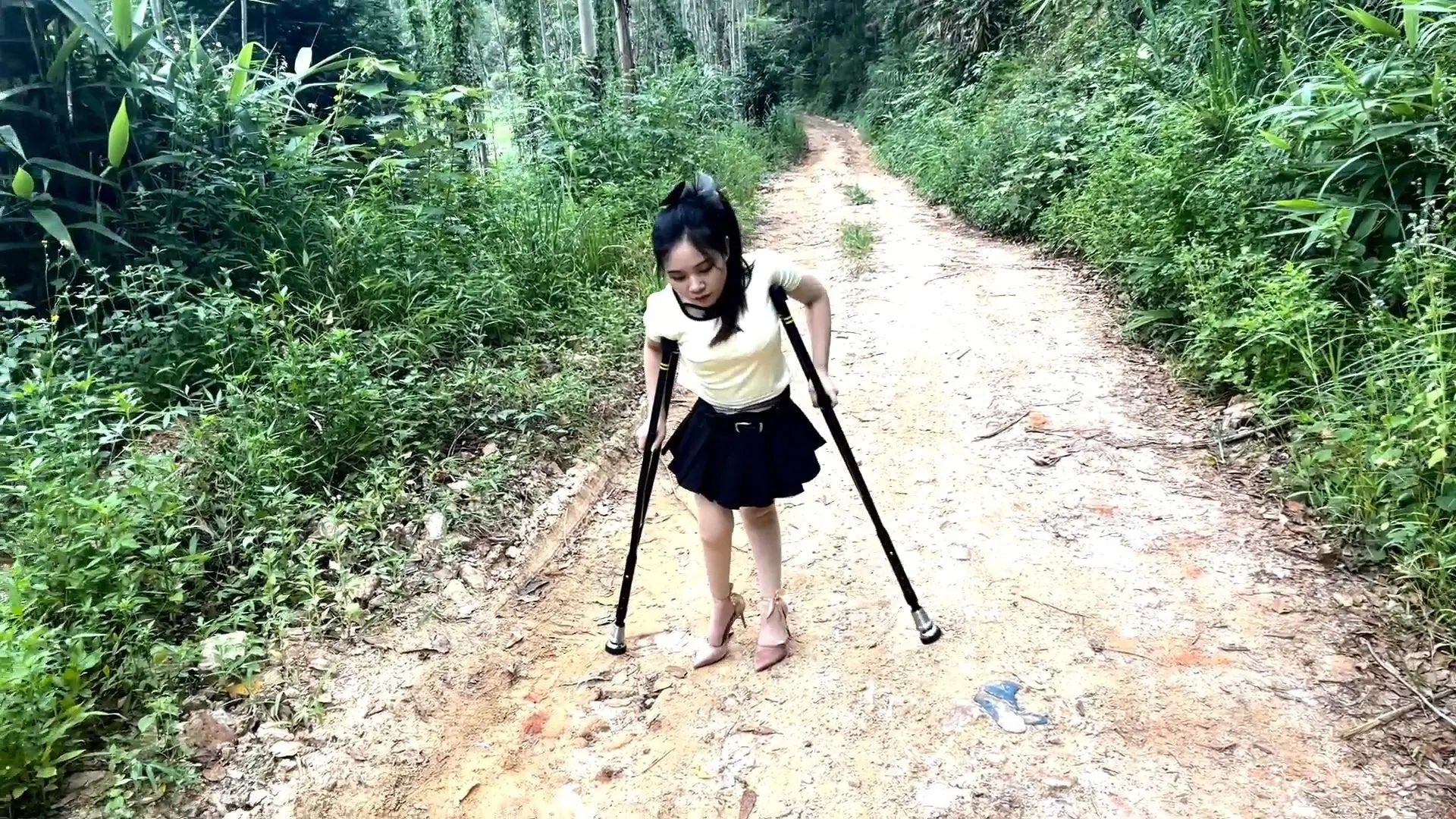 Lolicc:walking hard on a muddy country road AmputeeClub
