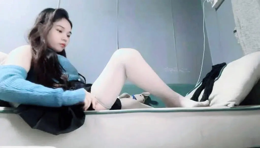 Lolicc: Polio girl on the sofa AmputeeClub