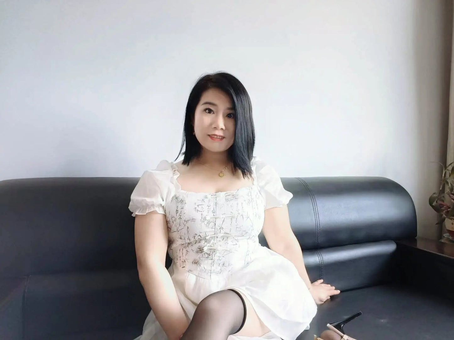 Carrie: Polio Lady white high heels AmputeeClub