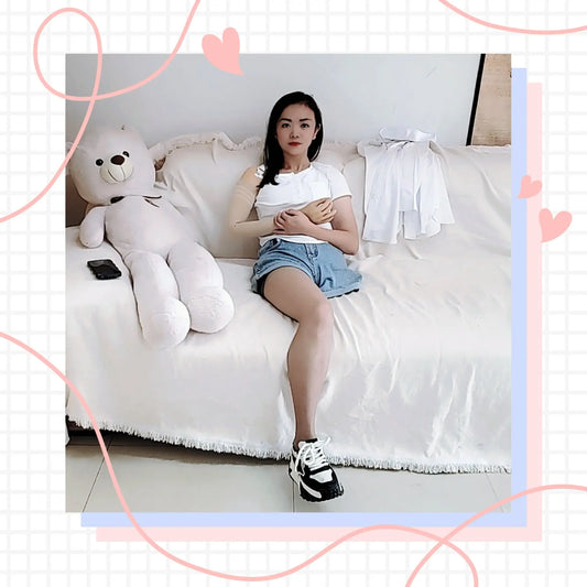 Mila: Ooe Amputee Girl wearing prosthetics AmputeeClub