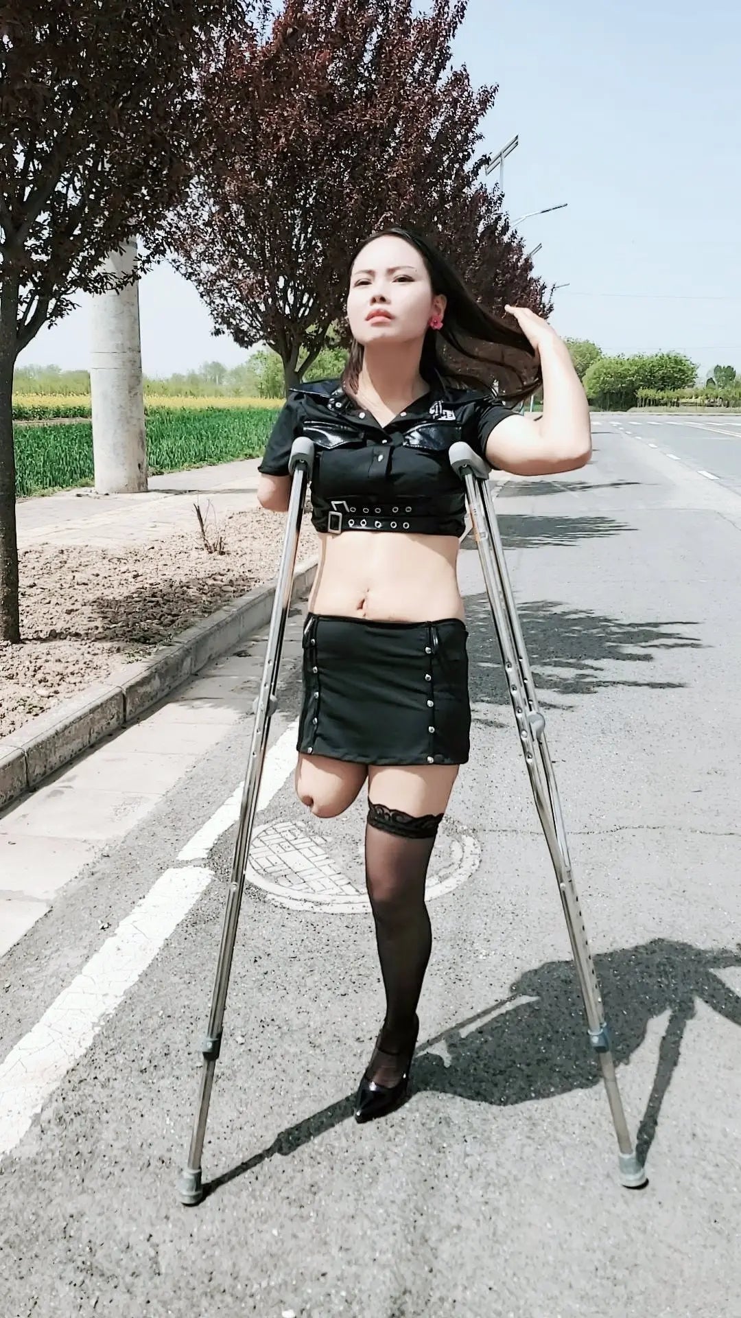 Abby: Ooe Amputee Girl is seeking help on a rural road AmputeeClub