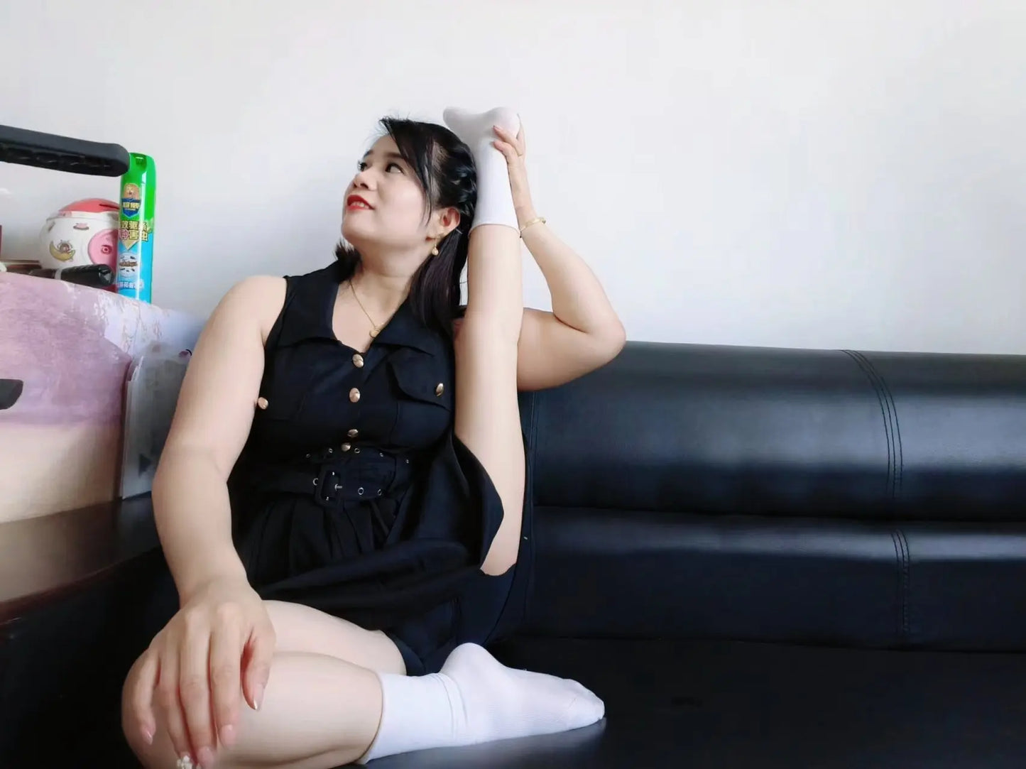 Carrie: Polio girl falls and crawls AmputeeClub