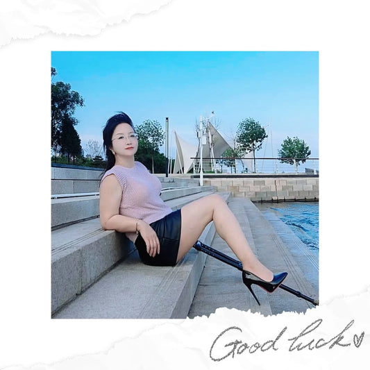 Lanzi: Ooe Amputee Lady playing in the water by the seaside AmputeeClub